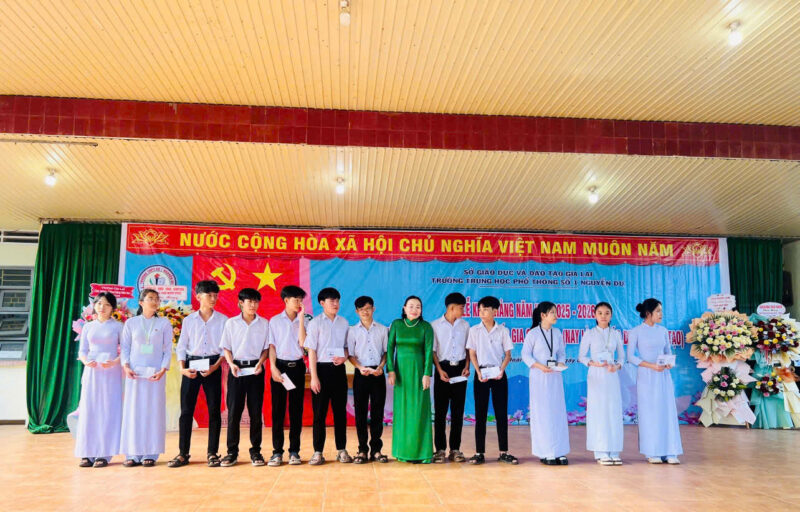 Phần quà được trao tặng tại trường THPT Nguyễn Du