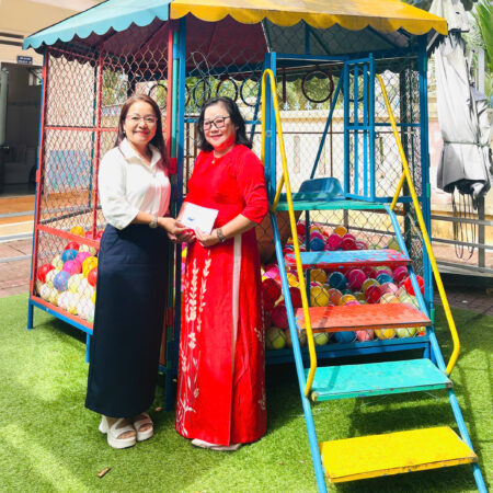 Chị Trương Hồng Ngân đại diện nhóm trao tặng quà cho trường mầm non Hoài Hương