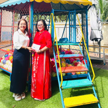 Chị Trương Hồng Ngân đại diện nhóm trao tặng quà cho trường mầm non Hoài Hương