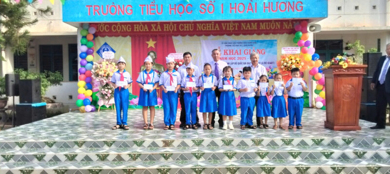 Thầy Đức đại diện nhóm ATHH trao tặng học bổng tại trường Tiếu học số 1 Hoài Hương