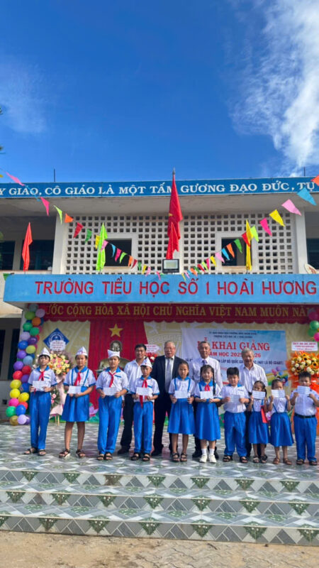 Thầy Đức đại diện nhóm ATHH trao tặng học bổng tại trường Tiếu học số 1 Hoài Hương